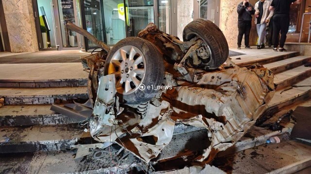 Машину разорвало попалам после ДТП в Екатеринбурге