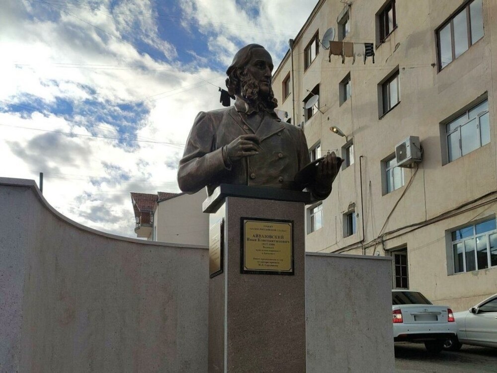 "Прекратите искажать наши топонимы": в Азербайджане снесли памятник Айвазовскому и потребовали от России извинений за освещение этого события