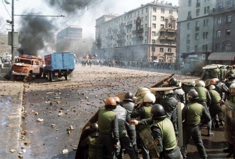 Сторонники оппозиции на первомайской демонстрации забрасывают камнями ОМОНовцев. Москва. 1993 г. Фото Владимир Федоренко.
