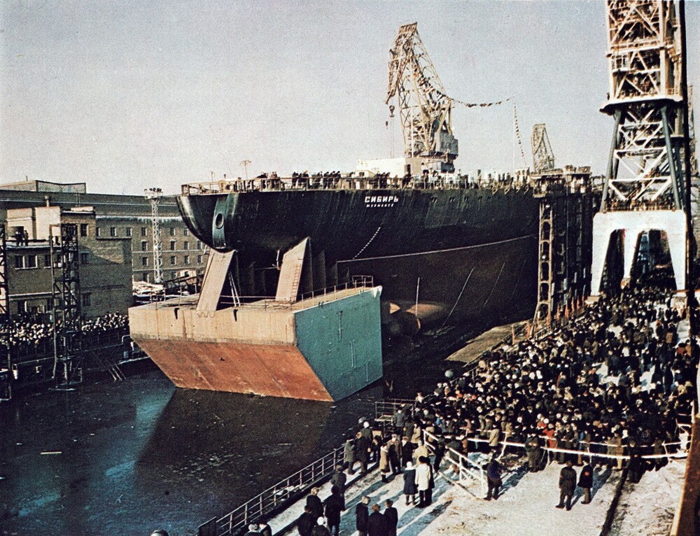 23 февраля 1976 года - спуск атомного ледокола "Сибирь" на воду. Место действия - Балтийский завод.