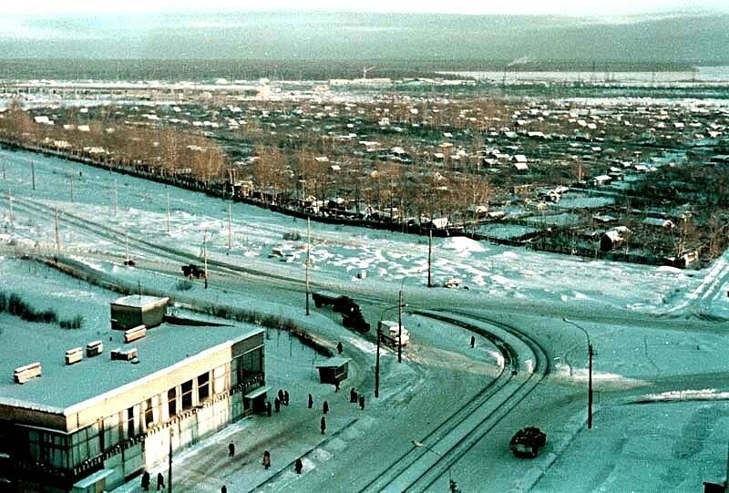 А это - самая-самая окраина города. На фото перекрёсток Дальневосточного проспекта и проспекта Большевиков. В те годы сюда ещё ходили трамваи