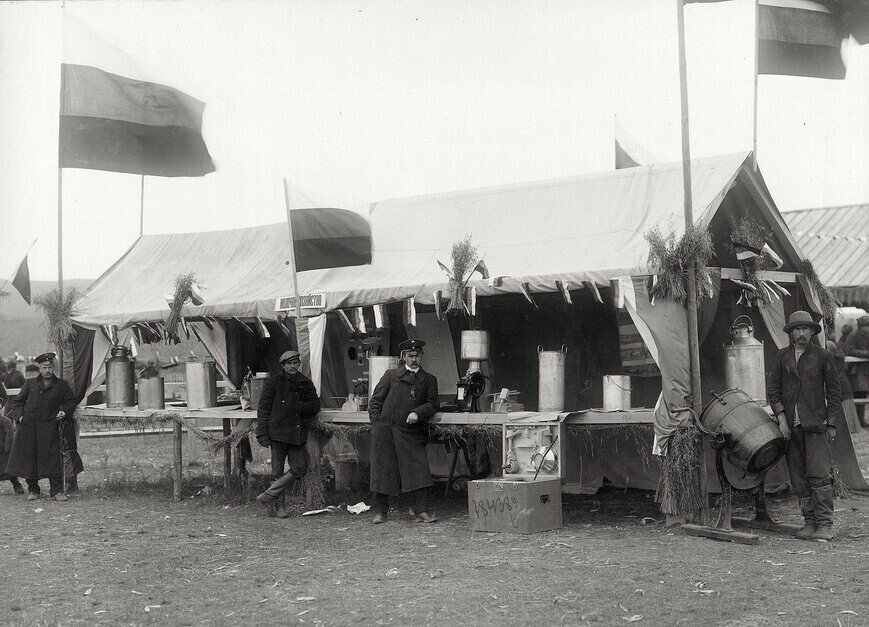 Торговый ряд молочного хозяйства. Г. Минусинск, 1916