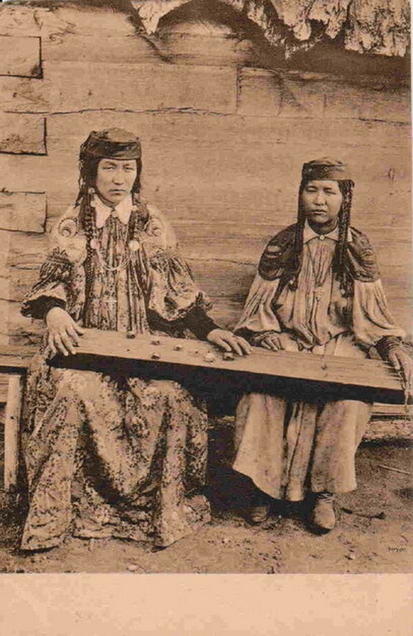 Минусинскiе инородцы. Тубинки и чатыганъ. (Музык. инструм.)