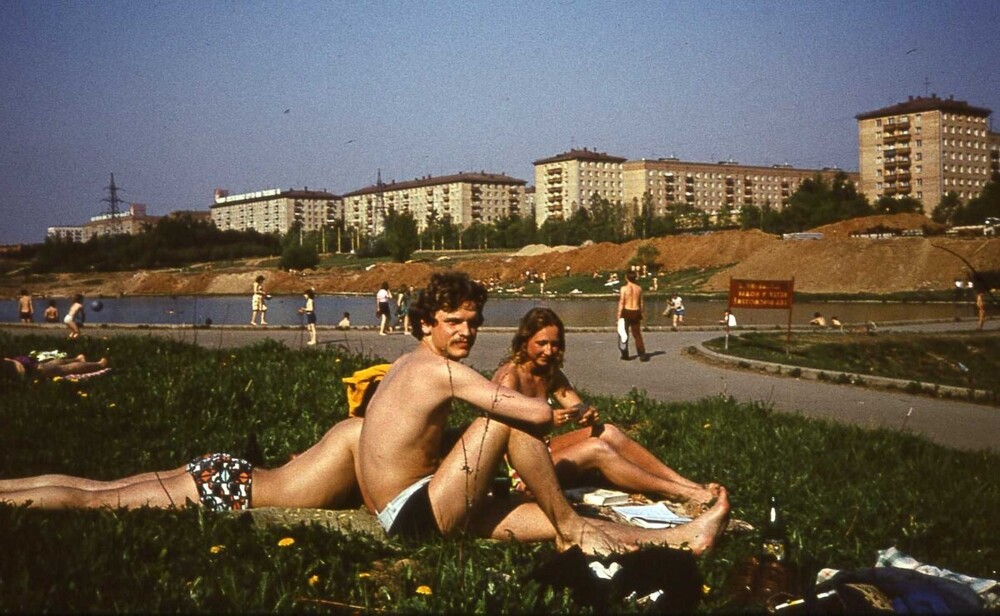 Москвичи отдыхают рядом на Удальцовских прудах.