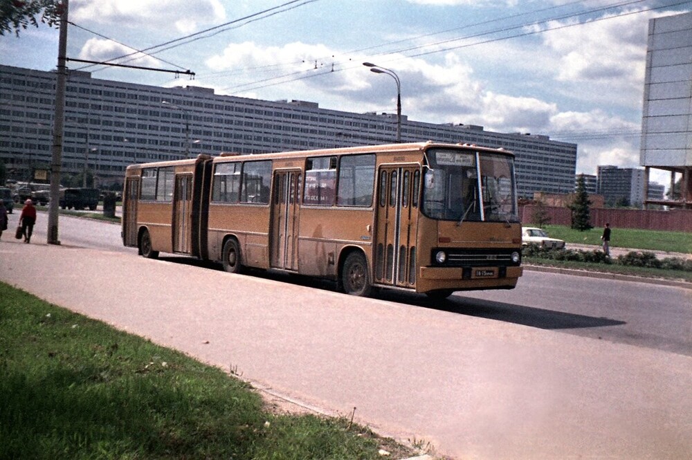 Легендарная "гармошка" Икарус-280 около станции метро "Калужская".