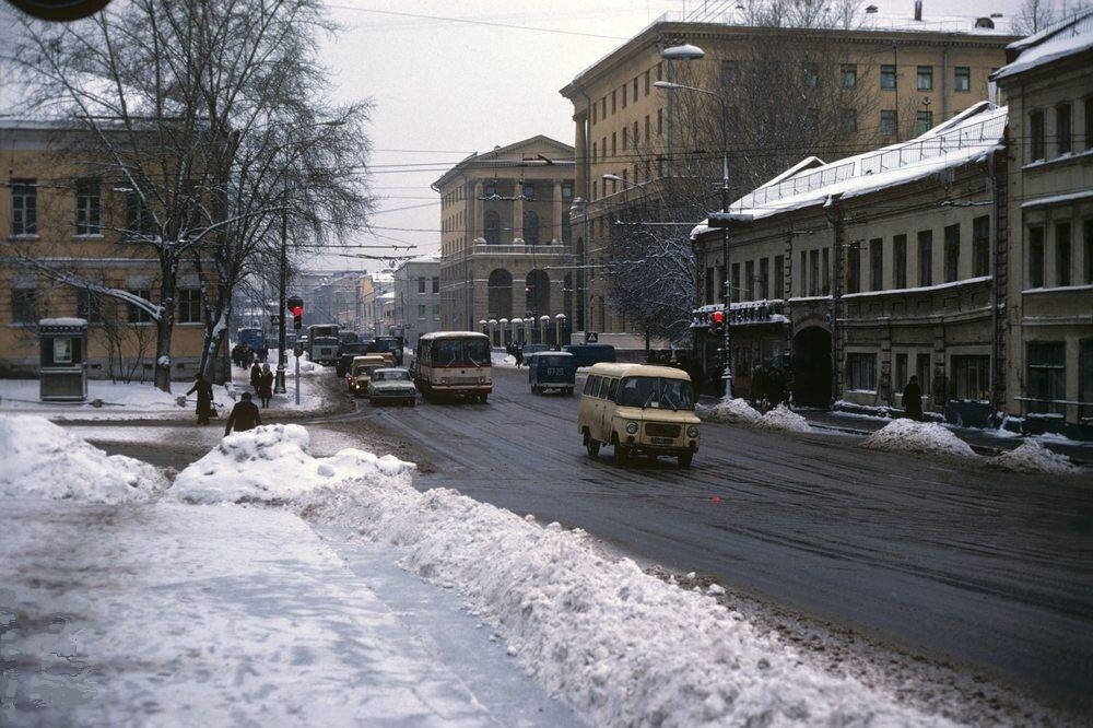 Площадь Петровские ворота и улица Петровка зимой.