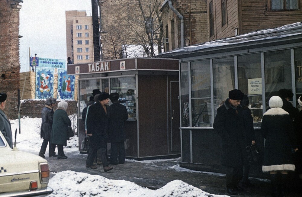 Оказываемся в Басманном районе. Ларьки на улице Фридриха Энгельса.
