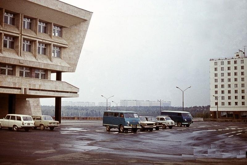Около Горисполкома в городе Зеленоград.