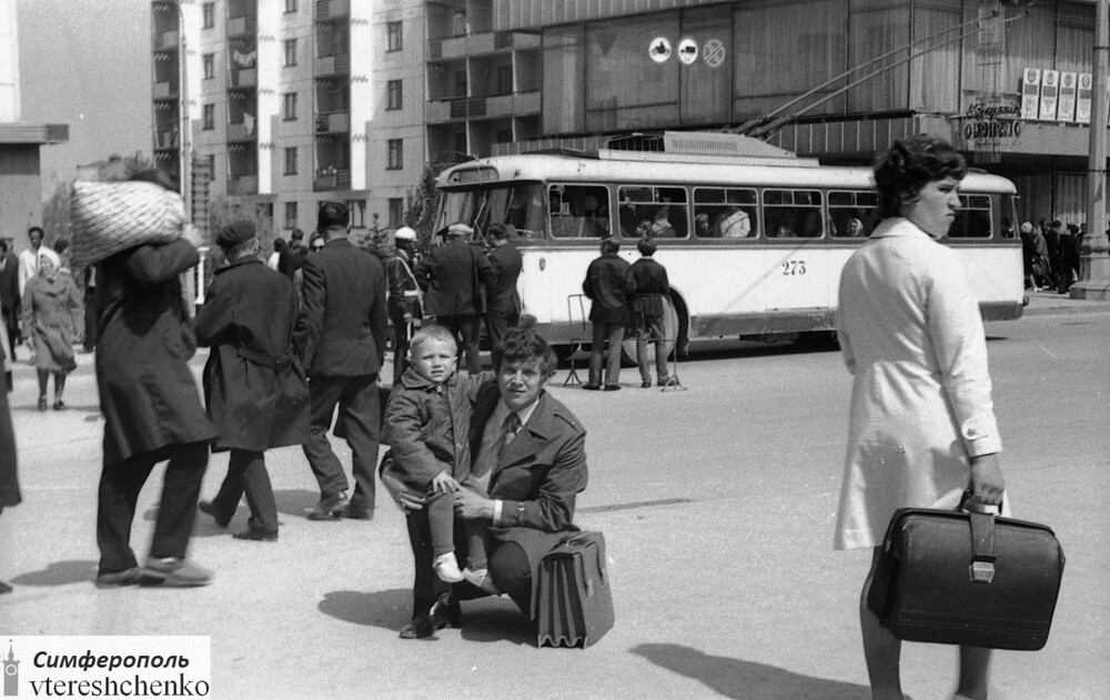 Перекрёсток улиц Кирова и Гоголя в Симферополе в дни традиционной осенней ярмарки, на заднем плане известное кафе «Огонёк».