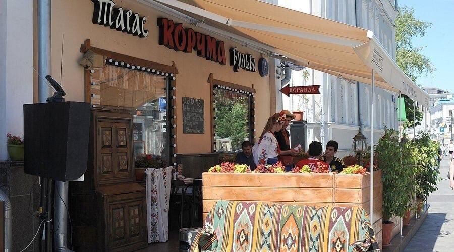 Официант украинского ресторана в Москве подал кусок сала и шоты гостям-мусульманам