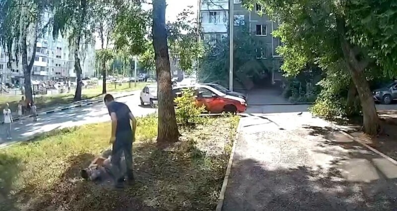 Мужчина несколько раз ударил мальчика из-за того, что тот обидел его дочь