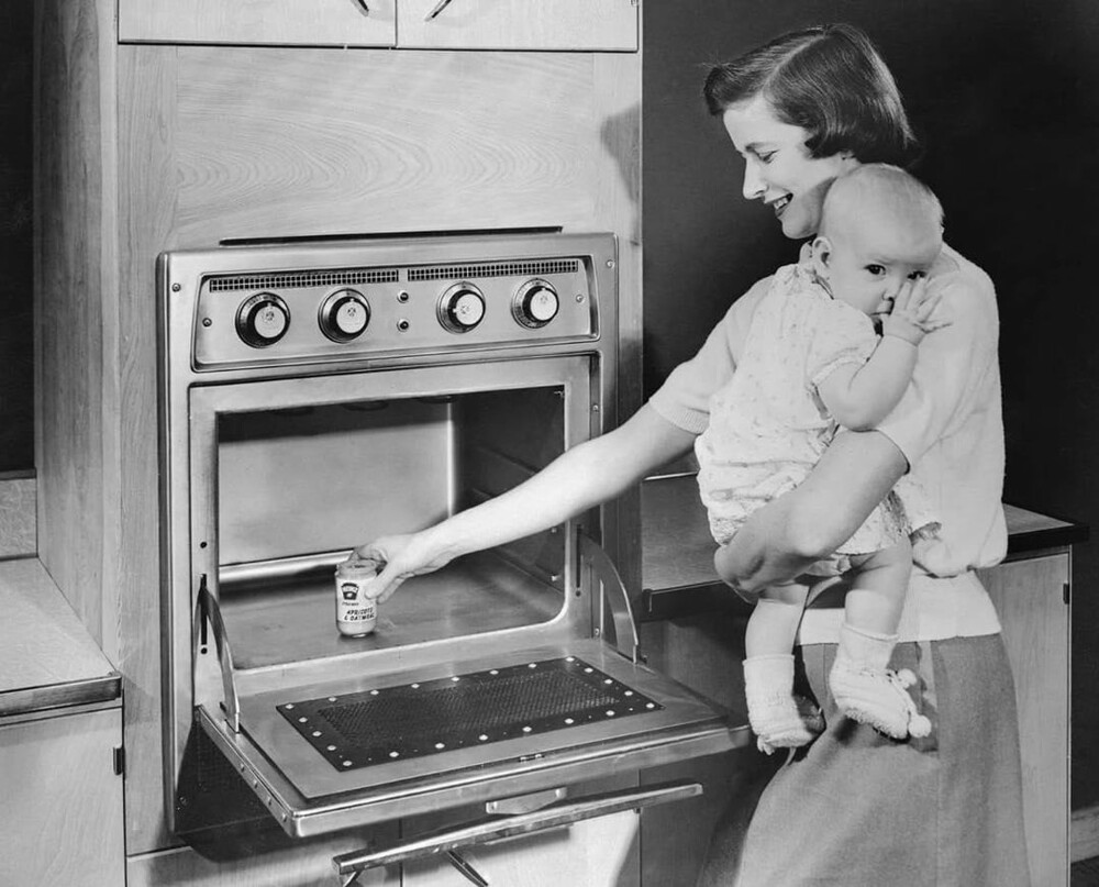 15. 1955 год: первая домашняя микроволновка — революция на кухне