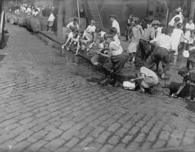 11. Дети в Бруклине собирают алкоголь из сточных канав, 1920 год