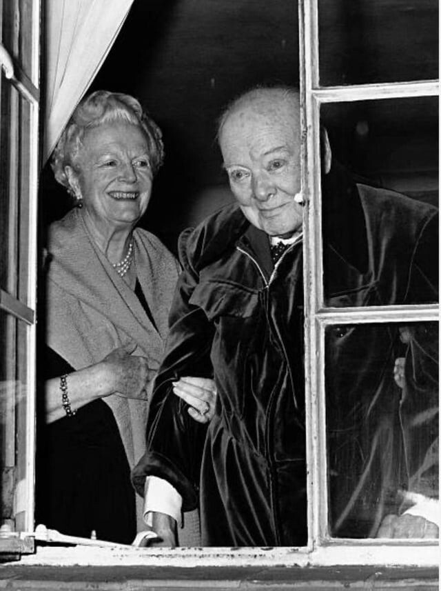 2. Сэр Уинстон Черчилль в день 90-летия с супругой Клементиной. Лондон, 30 ноября 1964 года