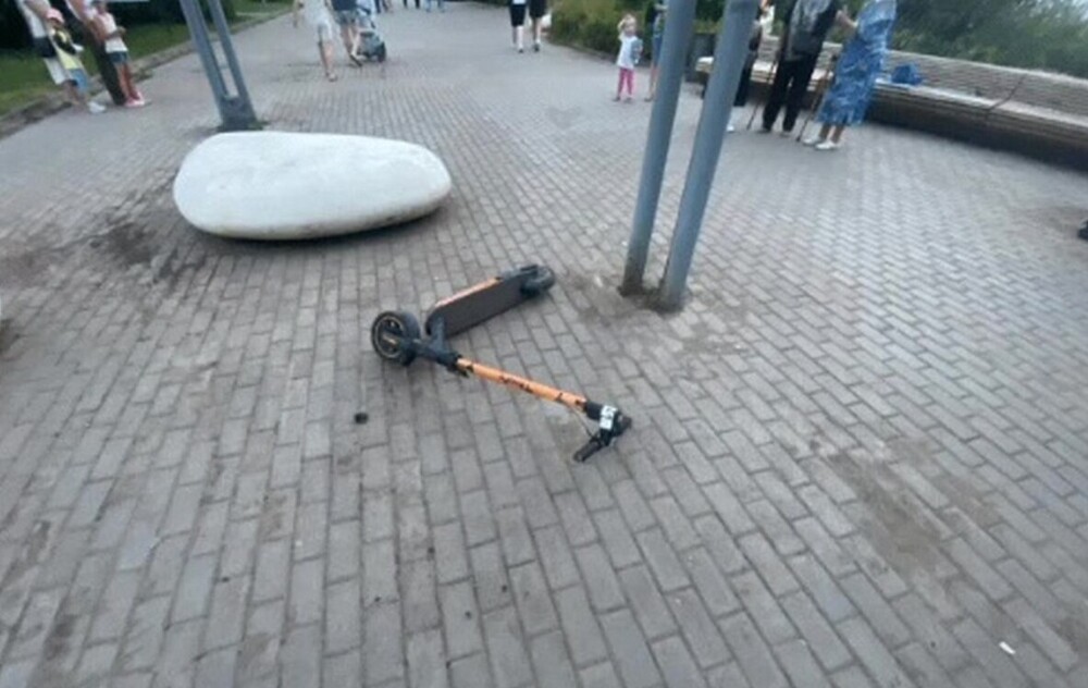В Татарстане самокатчик врезался в столб  и погиб