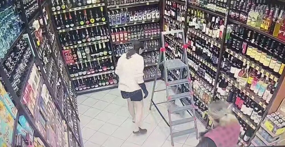 Кот устроил погром в алкомаркете