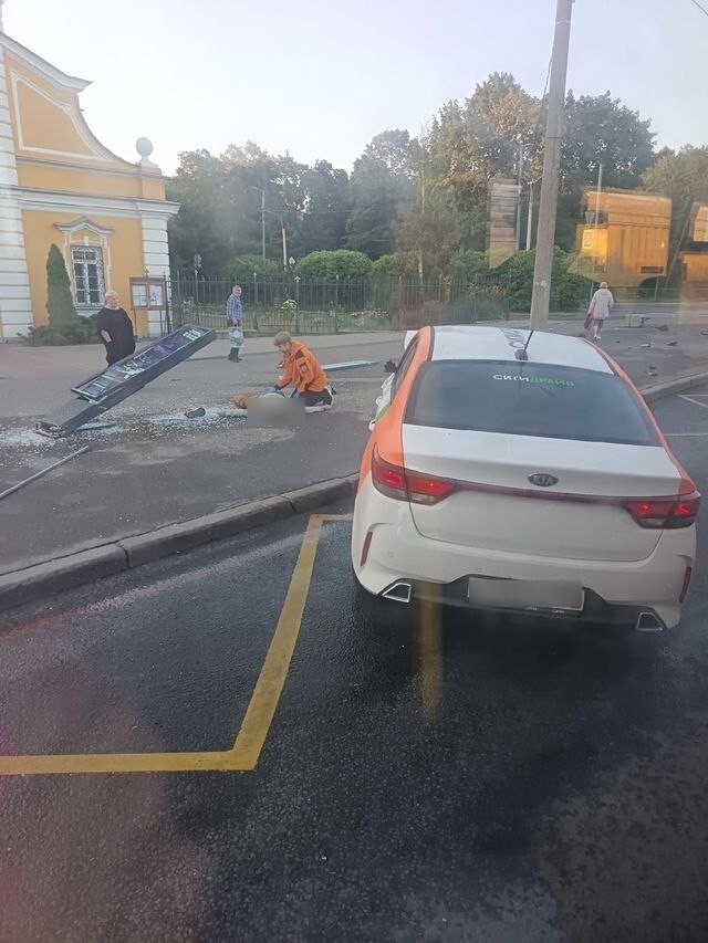 Водитель каршеринга вылетел с дороги и сбил двух женщина на остановке. ДТП