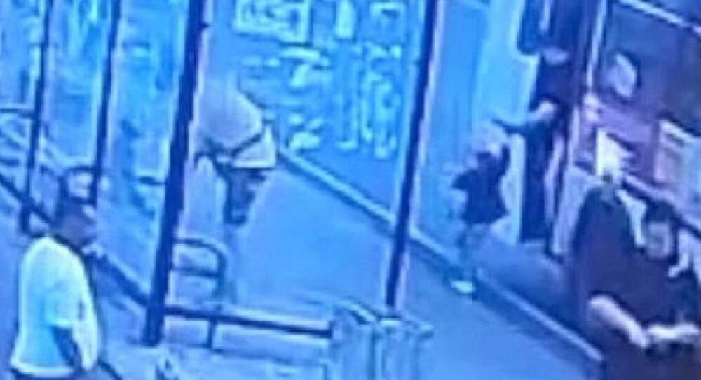 Девочка повисла на руке мамы, которая не успела выйти из автобуса