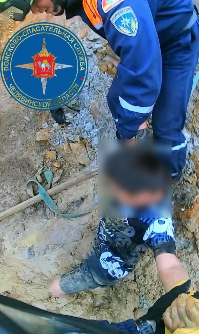 В Челябинске школьника, уронившего в яму пачку чипсов, пришлось вызволять с помощью спасателей