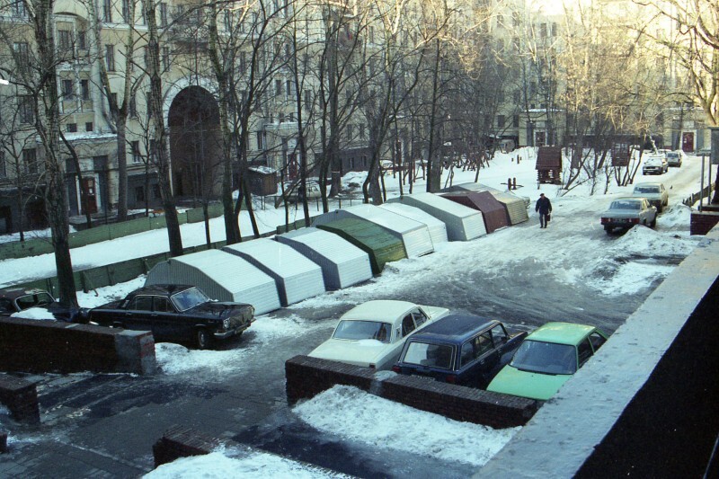 	Гаражи типа «ракушка» в одном из дворов, 1999 год, Москва 