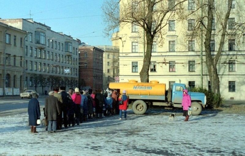 Очередь за молоком. Санкт-Петербург, 1992 год