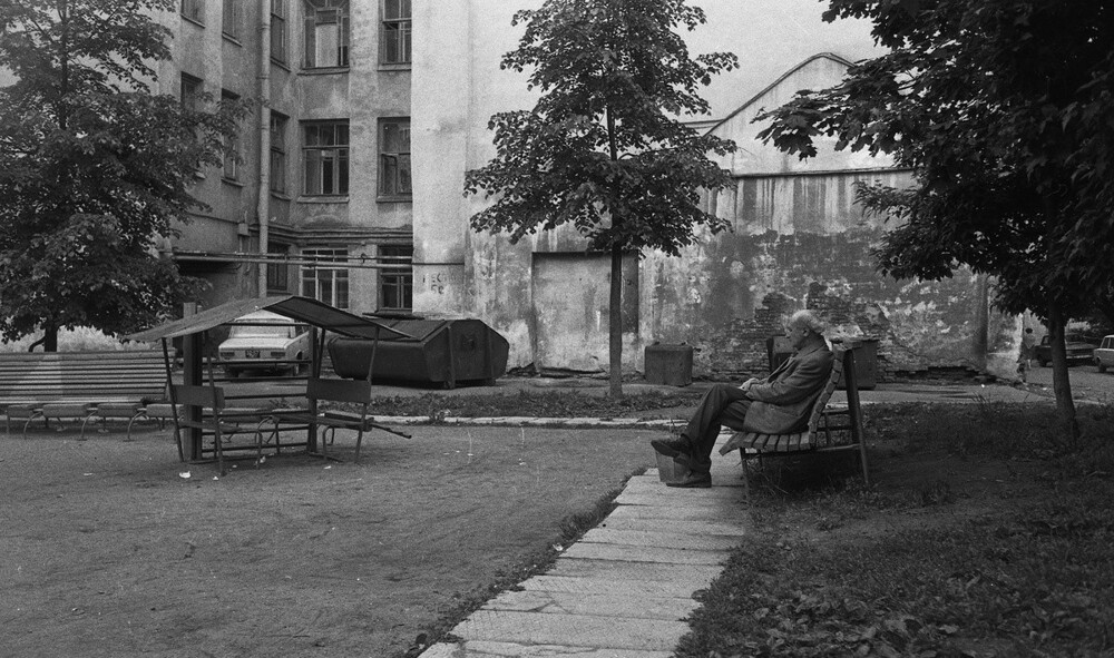 Перемещаемся на Васильевский остров. Дворик на улице Репина.