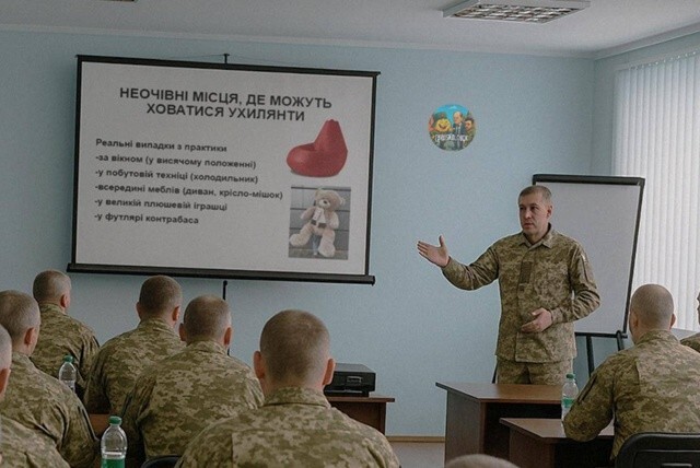 У ТЦК появились учебники по отлову ухилянтов