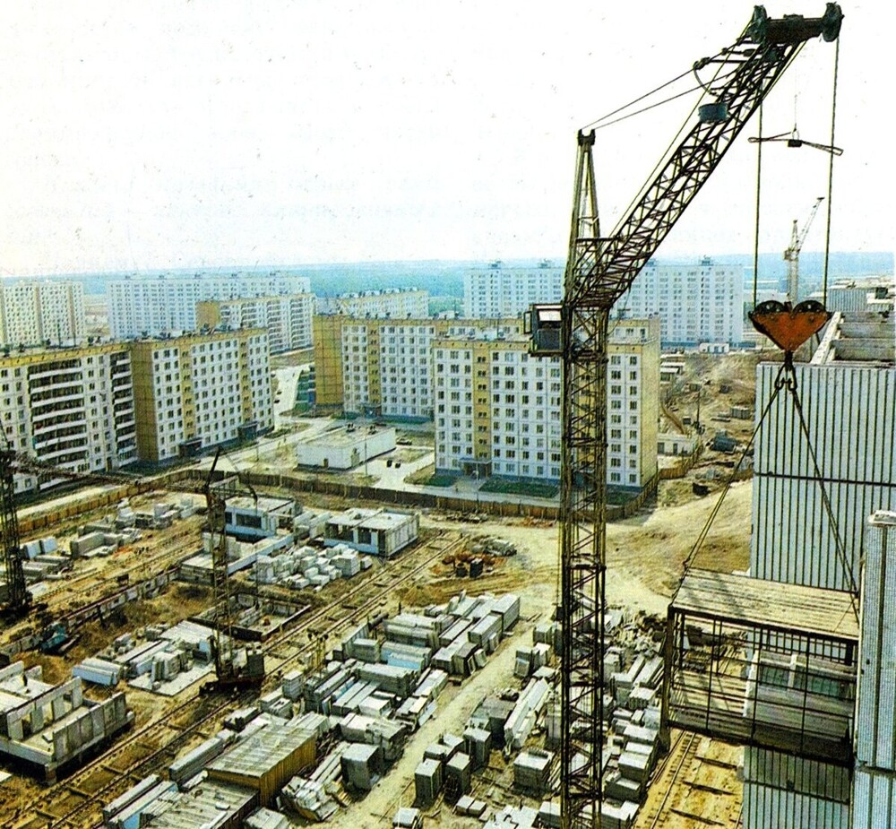 Идёт застройка района Орехово-Борисово. На фото - дома по улице Генерала Белова.