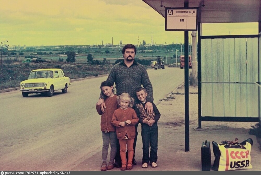 На автобусной остановке "Шипиловская улица, 60" в Зябликово.