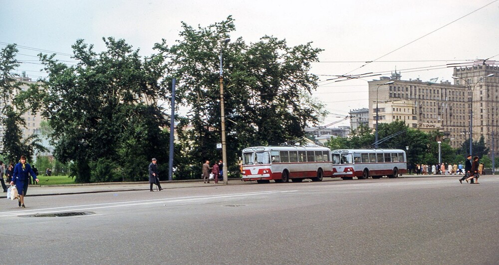 Вспомним добрым словом московский троллейбус. На фото - конечная остановка "Киевский вокзал".