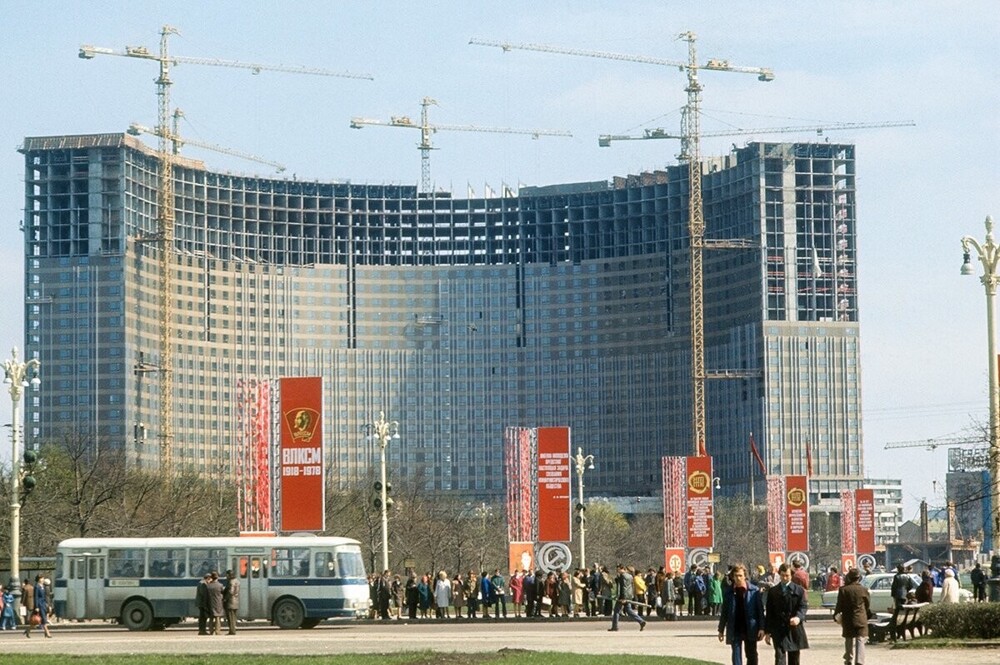 В городе вовсю идёт подготовка к Олимпиаде-80. Например, строится гостиница "Космос", которая предназначалась для приёма иностранных гостей.
