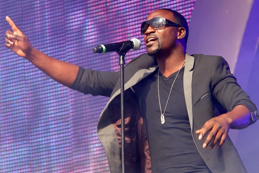 Полотенце раздора: в Сочи фанатки Akon устроили драку за потный трофей, брошенный в толпу
