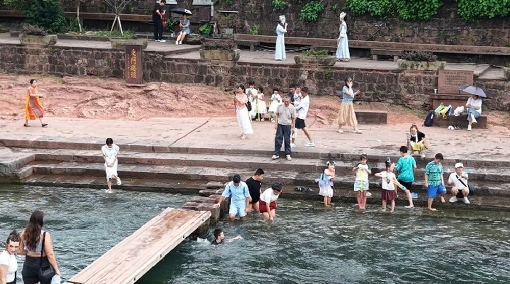 Неравнодушные люди спасли мальчика,  которого унесло потоком воды