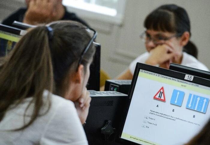 В Госдуме предложили выдавать водительские права выдающимся школьникам с 16 лет