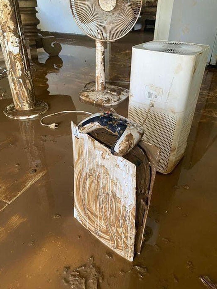 19. Недавно я приобрел PS5, но несколько дней назад нам пришлось срочно покинуть дом из-за тропического тайфуна. Когда шторм утих, я вернулся к своей консоли