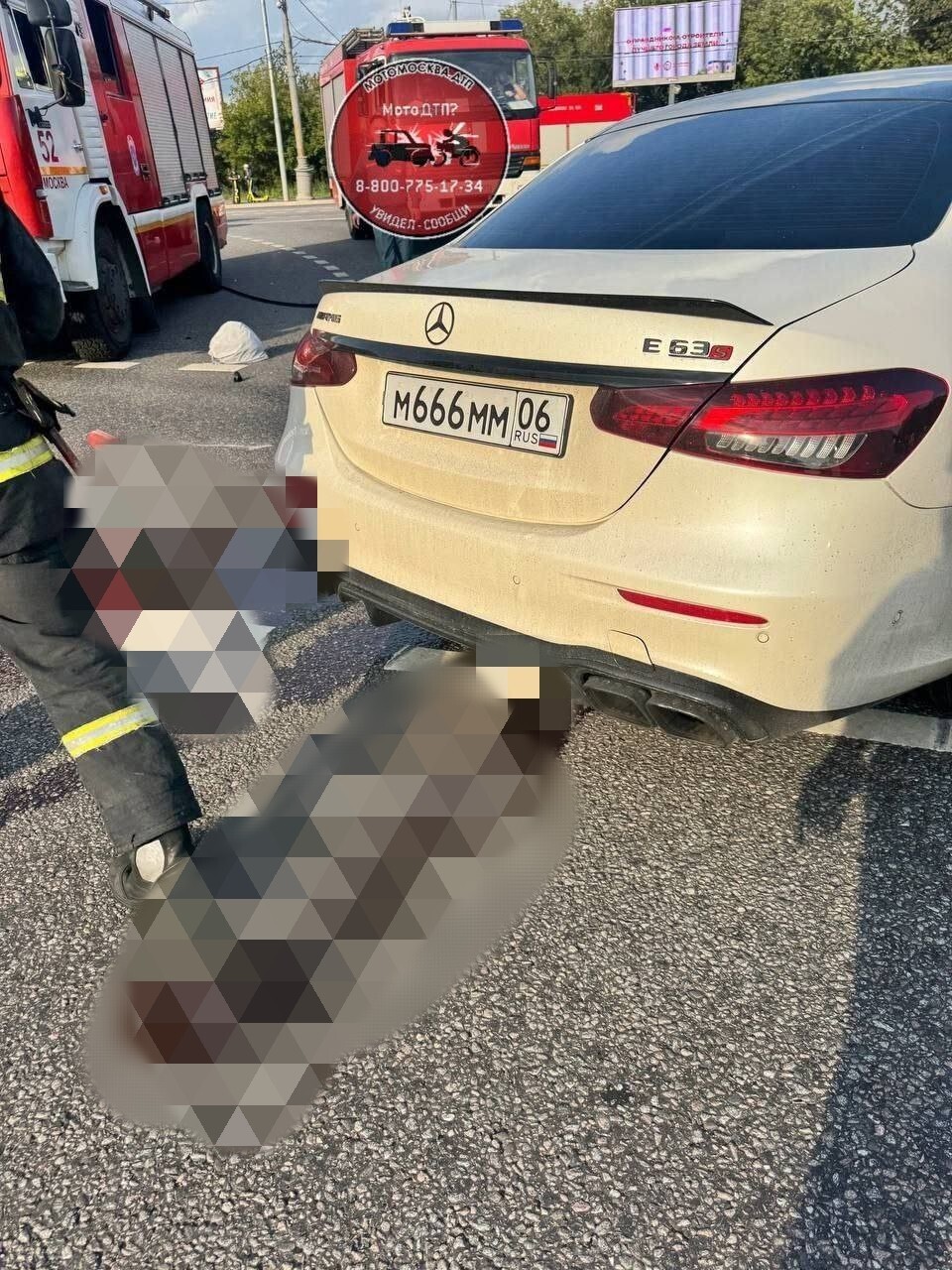 Белый Mercedes на номерах «666» столкнулся с мотоциклом в Москве