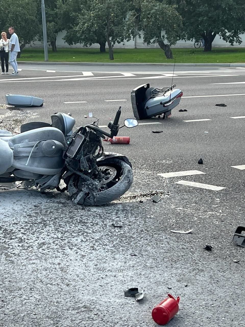 Белый Mercedes на номерах «666» столкнулся с мотоциклом в Москве