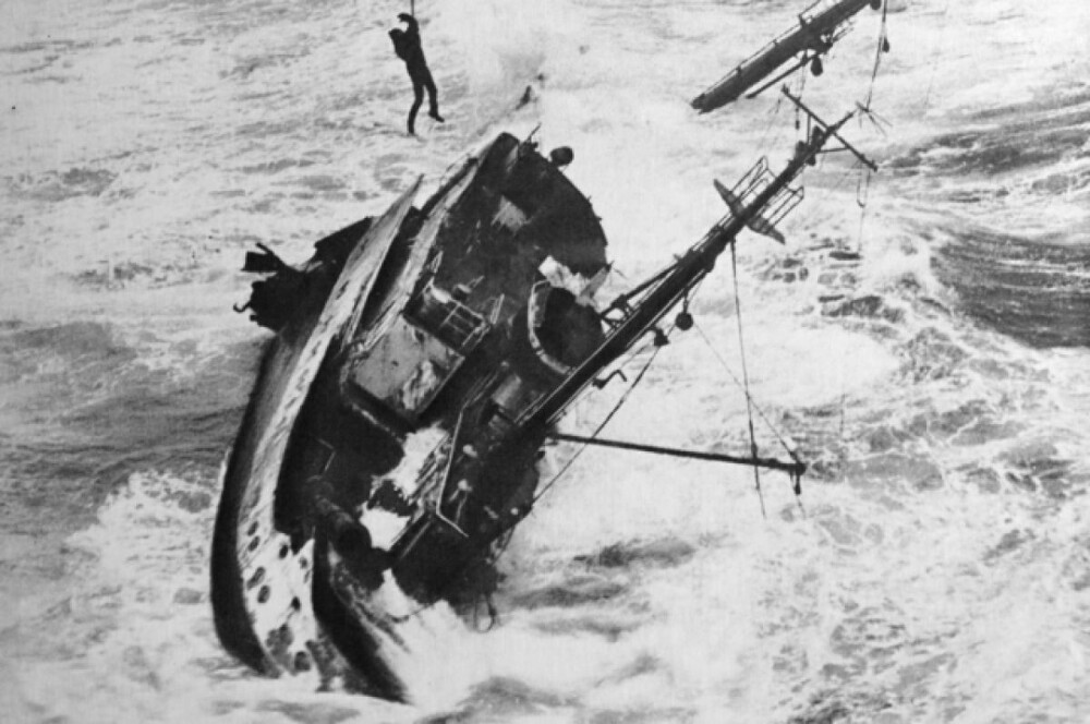 45 лет назад, в марте 1977 года, моряки-пограничники и вертолётчики провели уникальную спасательную операцию.  Вячеслав Смирнов  Музей истории Пограничного управления ФСБ России по Восточному Арктическому району