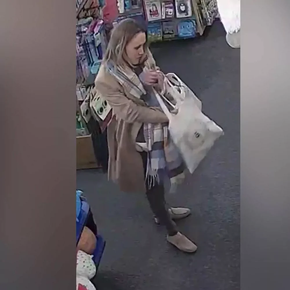 В Великобритании воровка набила штаны мягкими игрушками