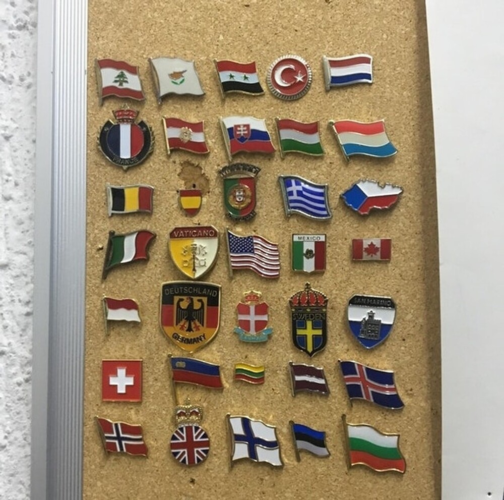 14. Значки в виде флагов разных стран