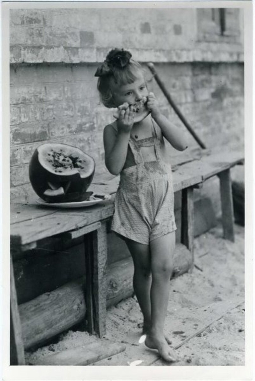 Девочка с арбузом. 1950-е. Автор: Георгий Сошальский.