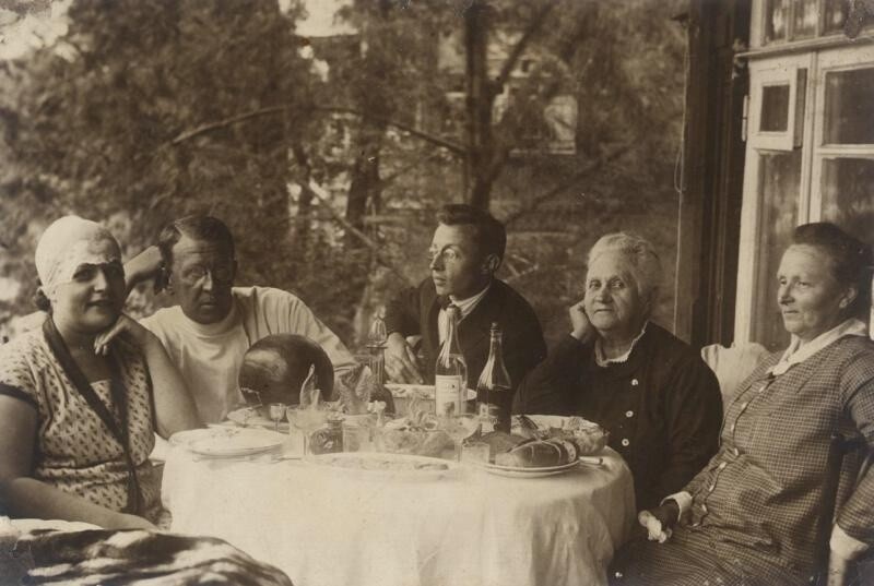 Застолье. 1928–1930 годы.
