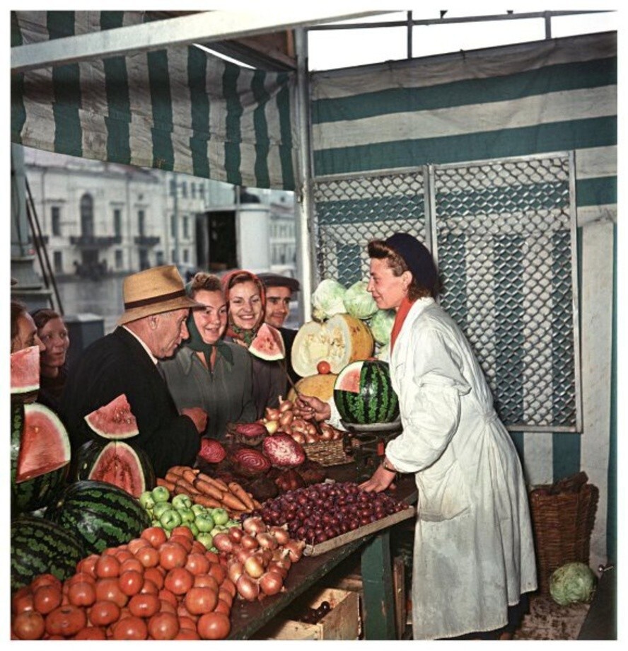 Продажа овощей и фруктов на Трубной площади. 1956 год. Автор: Яков Рюмкин. Москва.