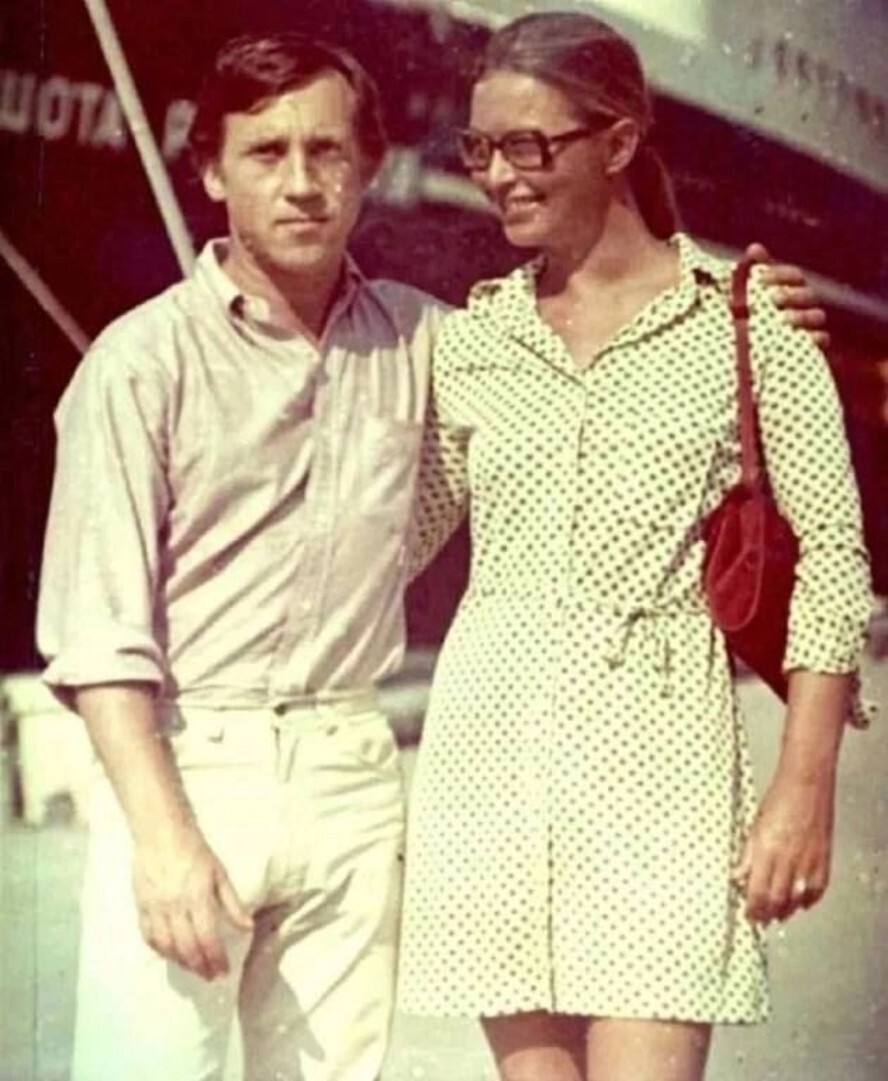 Владимир Высоцкий и Марина Влади на фоне теплохода «Шота Руставели», 1971 год