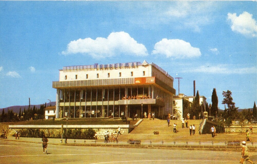 Главный универмаг Алушты - расположен на Советской площади.