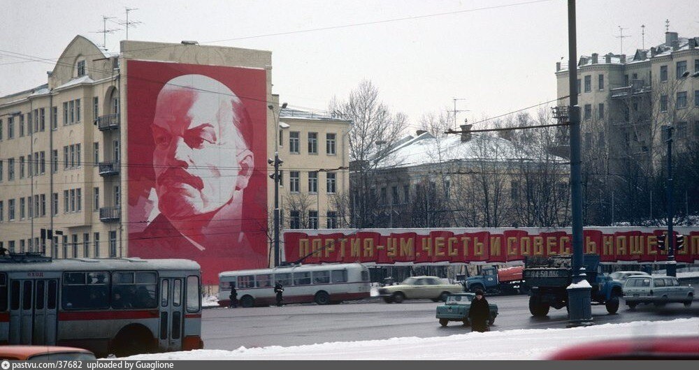 А это уже Боровицкая площадь и исполинский Ленин на одном из зданий