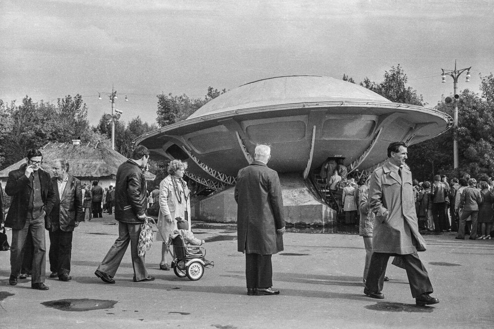 Выставка «60 лет советского кино», которая проходила на территории ВДНХ.