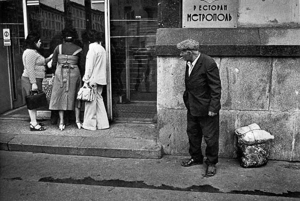 Сцена около ресторана "Метрополь".