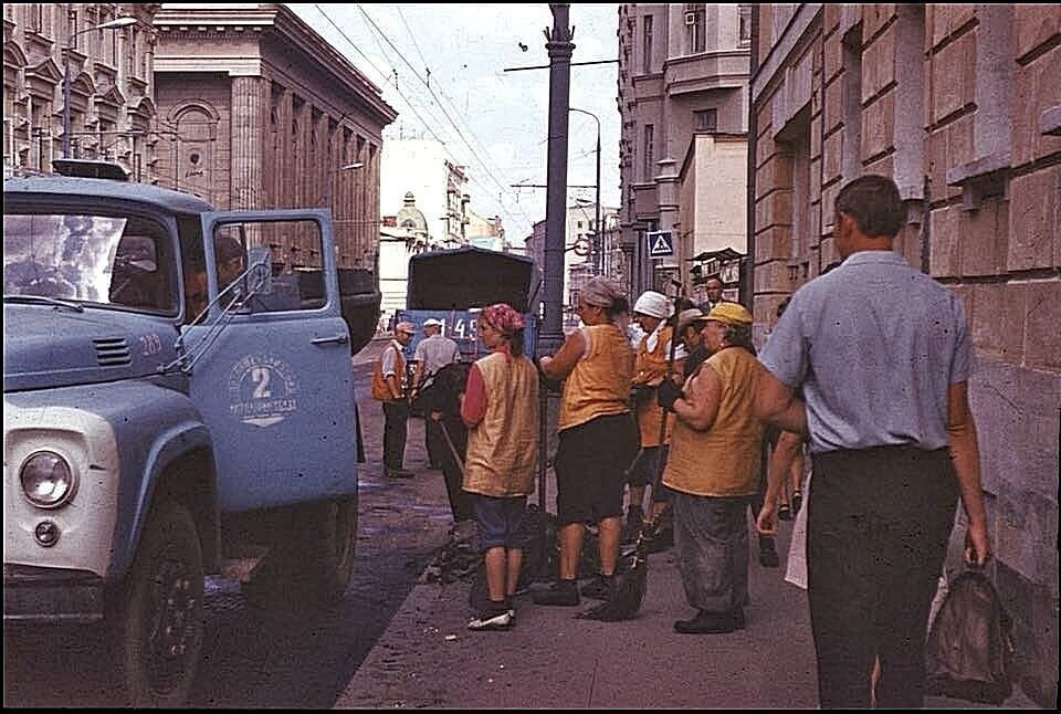 Ремонты шли примерно везде. На фото - дорожные работники на Арбате.