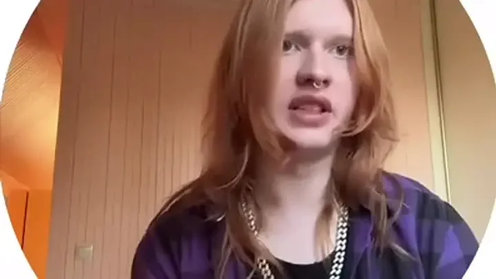   Блогер выкладывает видео с оскорблениями ветеранов СВО, призывами устраивать «тёмную» силовикам и пожеланиями смерти русским.   В МВД направлен запрос с просьбой провести проверку, сообщила Екатерина Мизулина.  Также блогер портит имущество в подъе